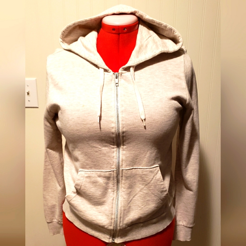 H&M off-white sweater, size Large (US 12, EUR 42).